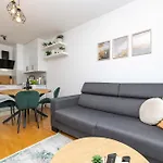 Musulin With Balcony And Garage شقة