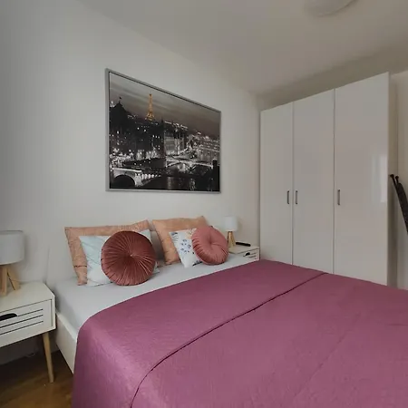 Musulin With Balcony And Garage شقة *