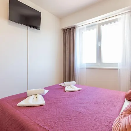 Musulin With Balcony And Garage شقة