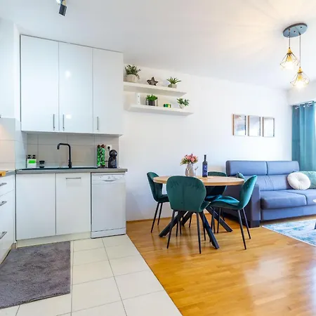 Musulin With Balcony And Garage شقة *