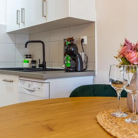 Musulin With Balcony And Garage شقة زادار