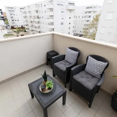 Musulin With Balcony And Garage Apartament